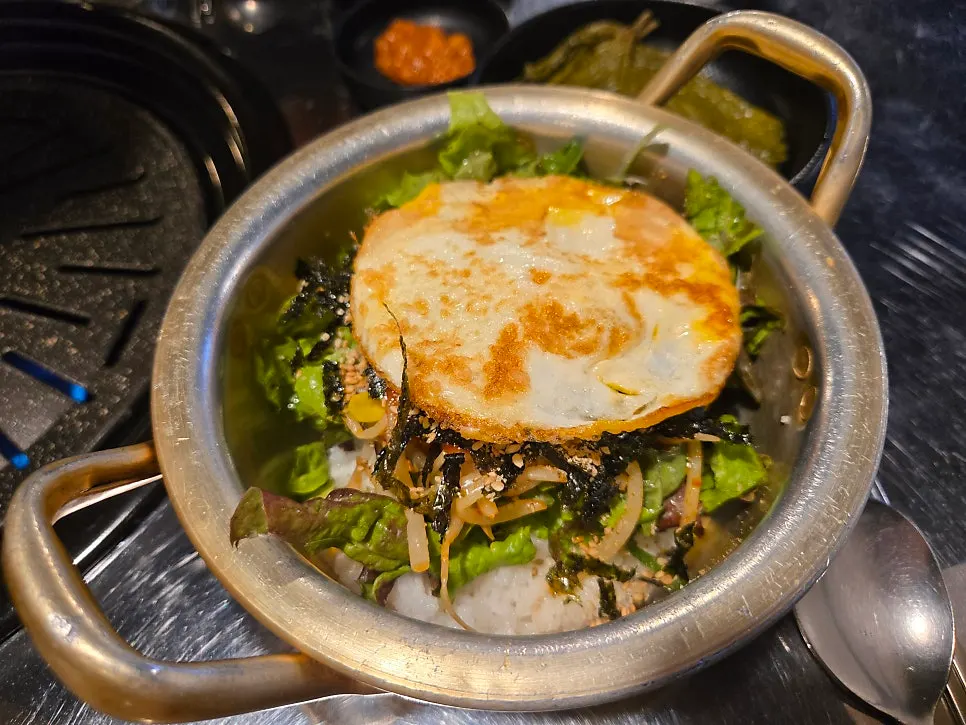 노릇하게 익은 삼겹살 클로즈업