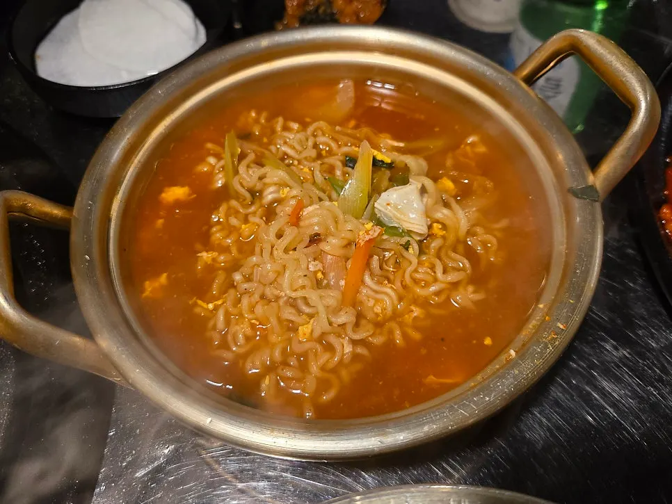 양은냄비에 끓여 나온 라면
