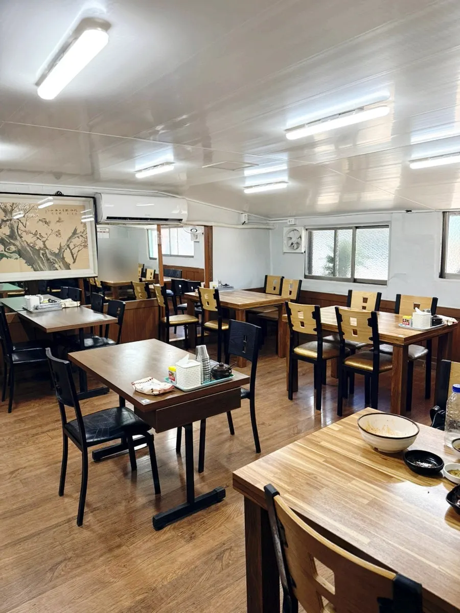 테이블 간격이 여유로운 다리집 재첩국 홀