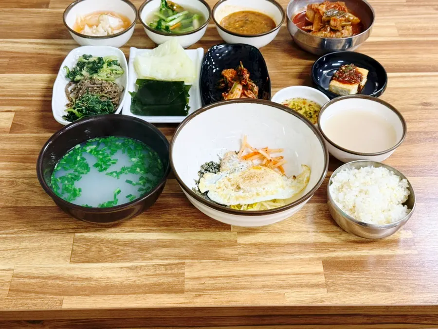 재첩진국과 여러 반찬이 차려진 한 상