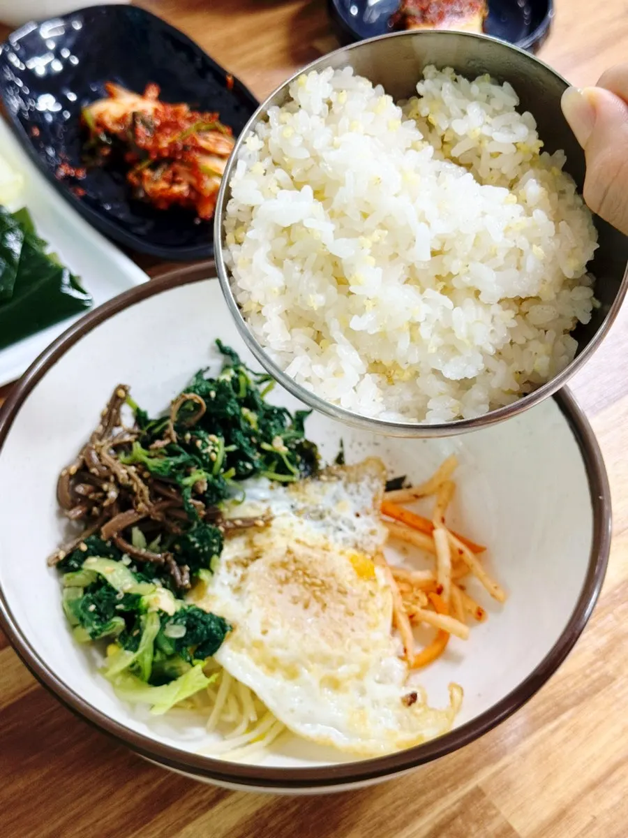 나물과 밥을 비비는 비빔밥 그릇