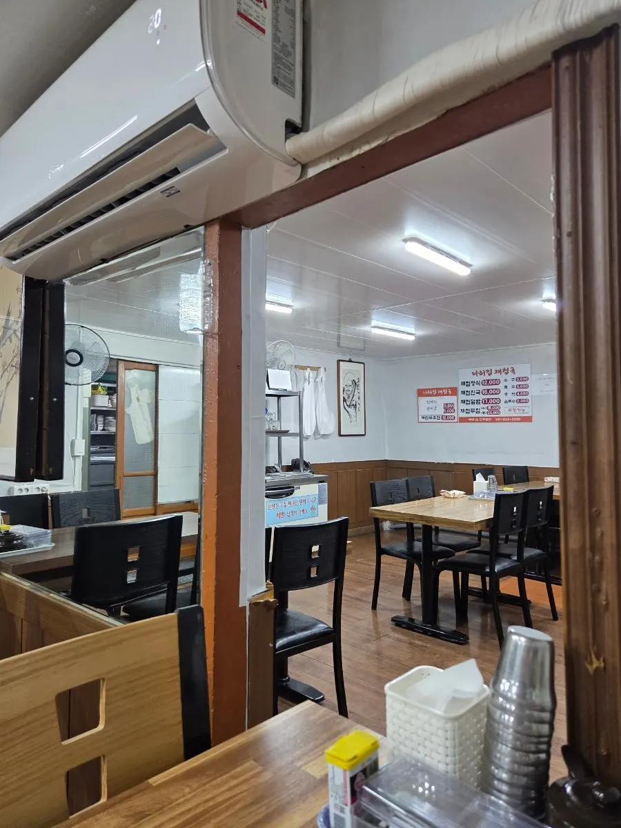 부산 로컬 식당 분위기의 홀 좌석