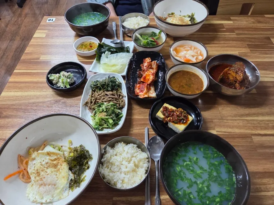 콩나물과 무생채, 달걀프라이가 담긴 큰 대접