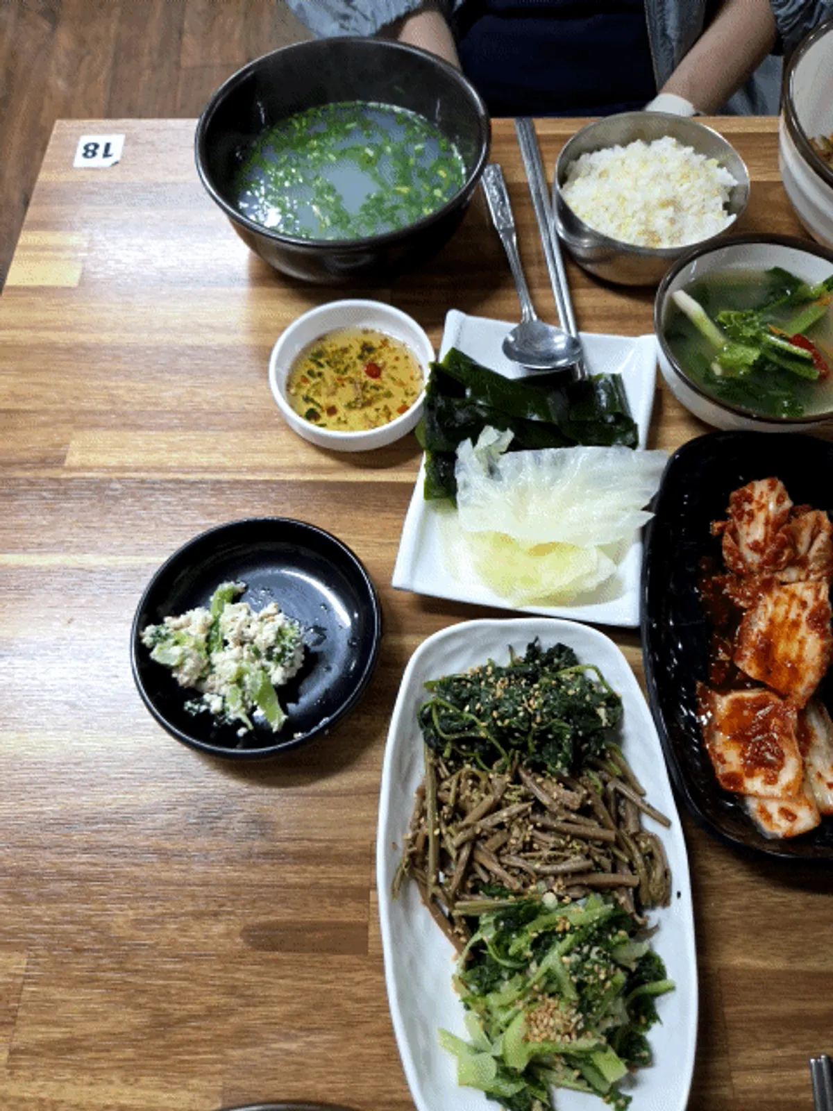 비벼 먹는 나물 대접과 재첩국