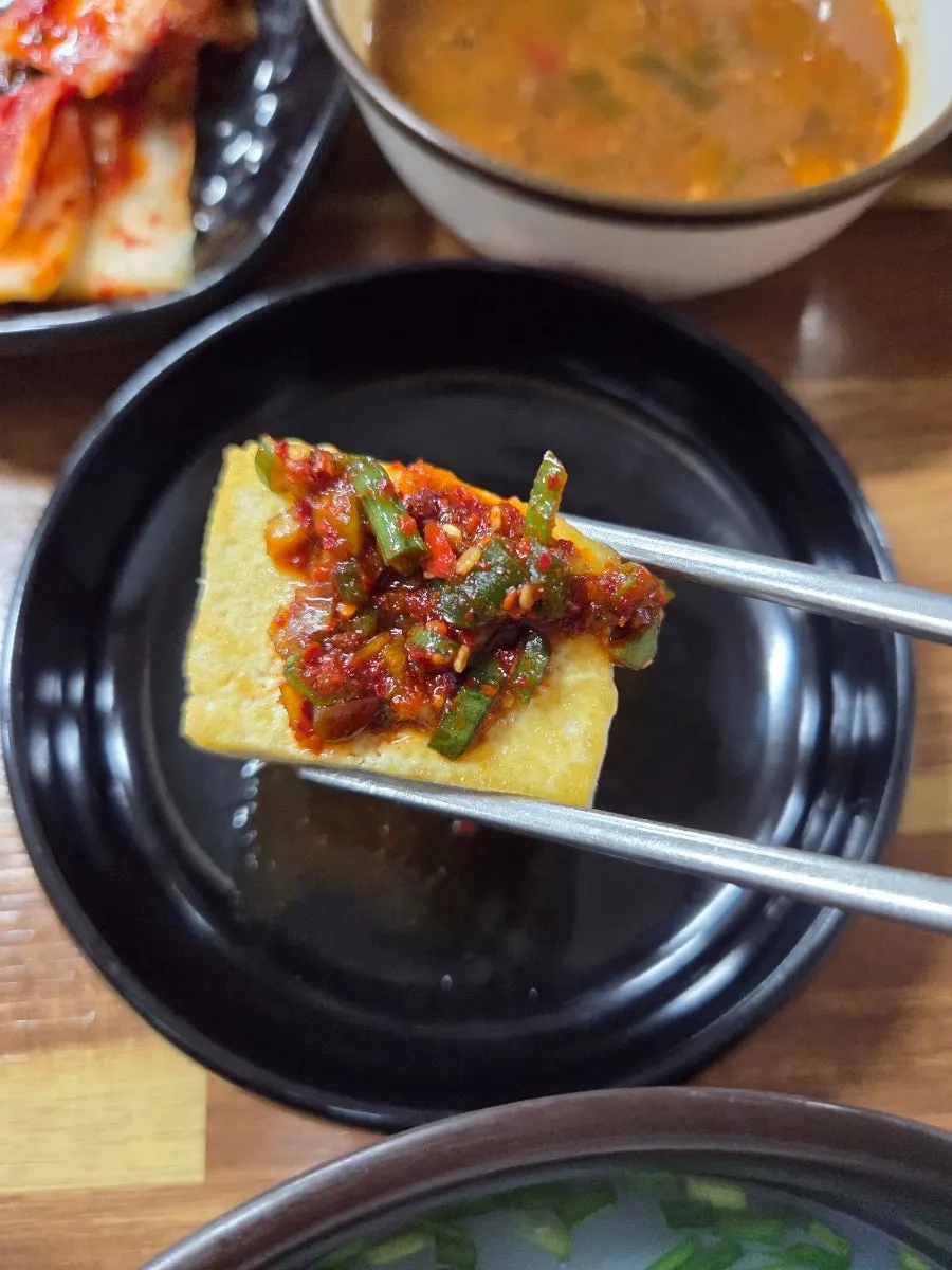양념 두부와 김치 반찬