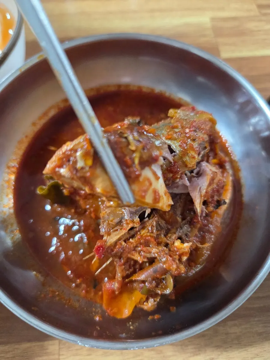 강된장과 나물을 넣어 비빈 나물 비빔밥