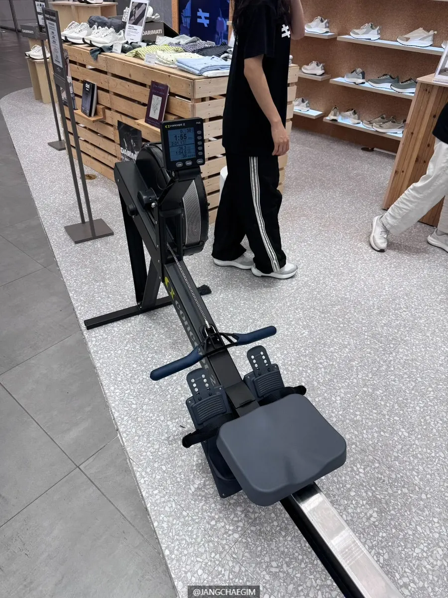 The 30-second rowing machine challenge corner at the DARIMATI pop-up