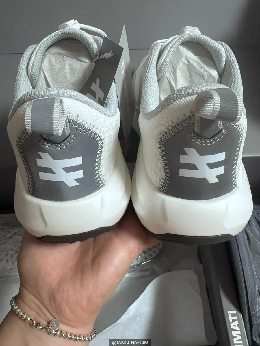 Running cap and extra shoe laces included in the set