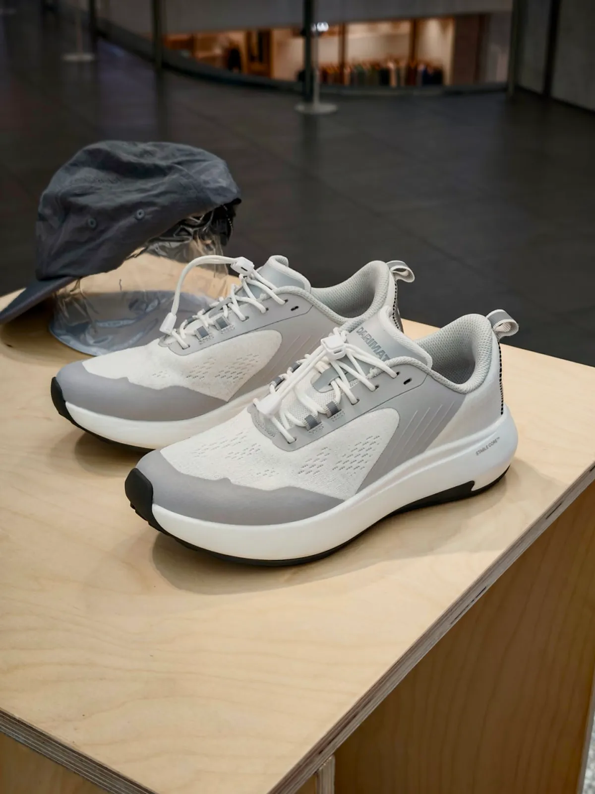 Display of the DARIMATI HYROX running shoe BR-001