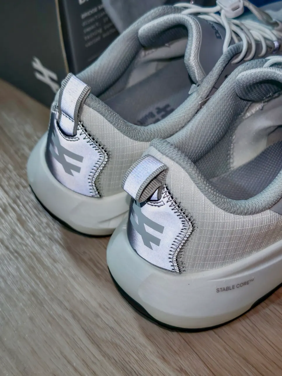 Cap and insoles included in the set, with shoe finishing details