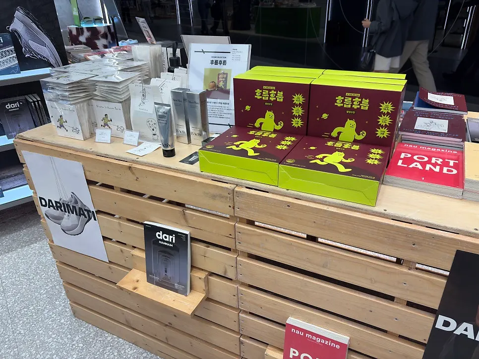 快闪店内陈列的DARIMATI训练鞋