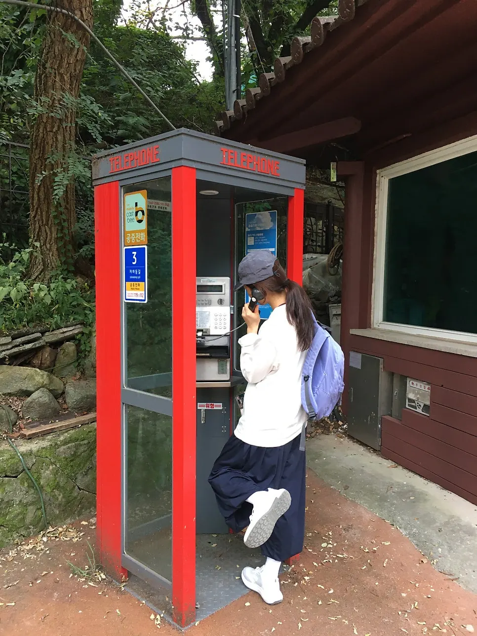 关岳山登山途中岩石上的运动鞋