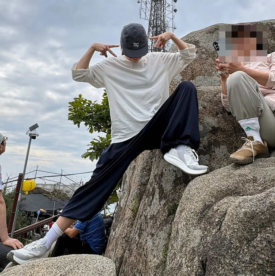 登山途中休息时拍摄的运动鞋