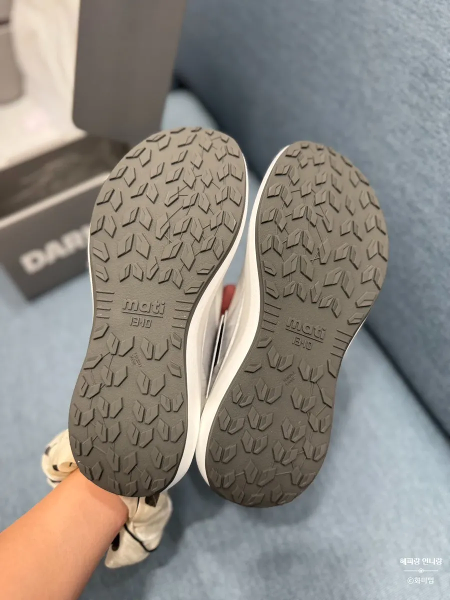 DARIMATI BR-001 running shoes displayed on stands