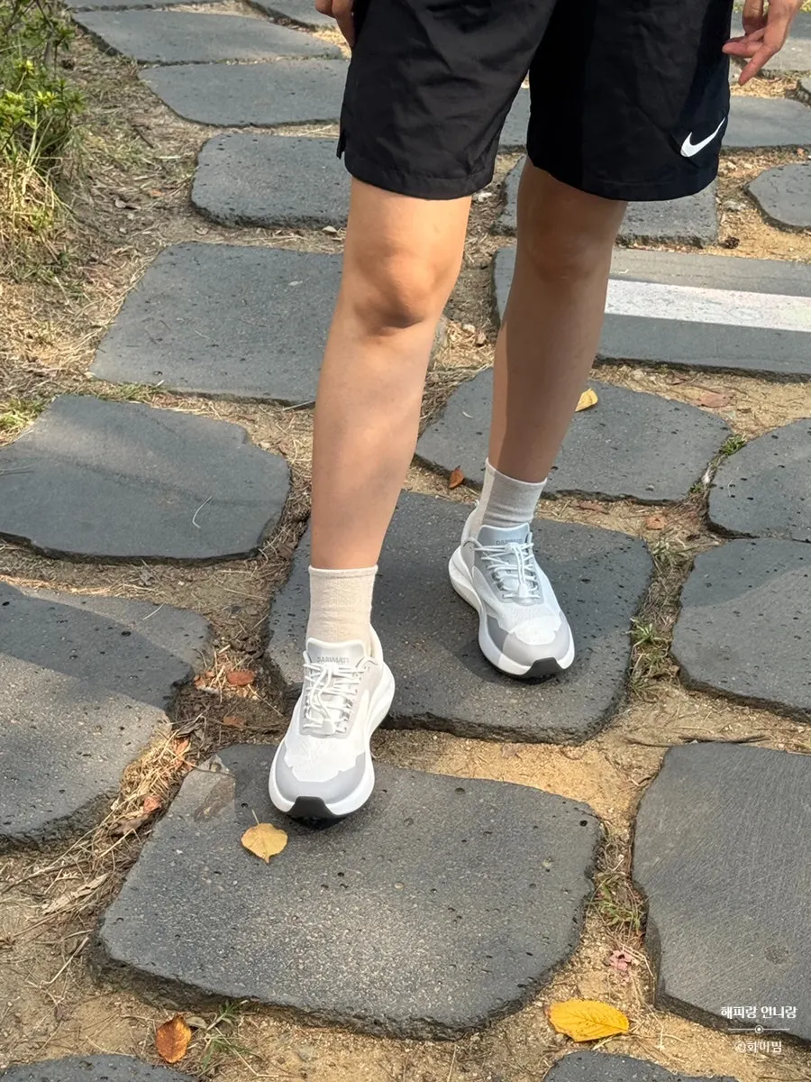 Feet wearing the gray BR-001