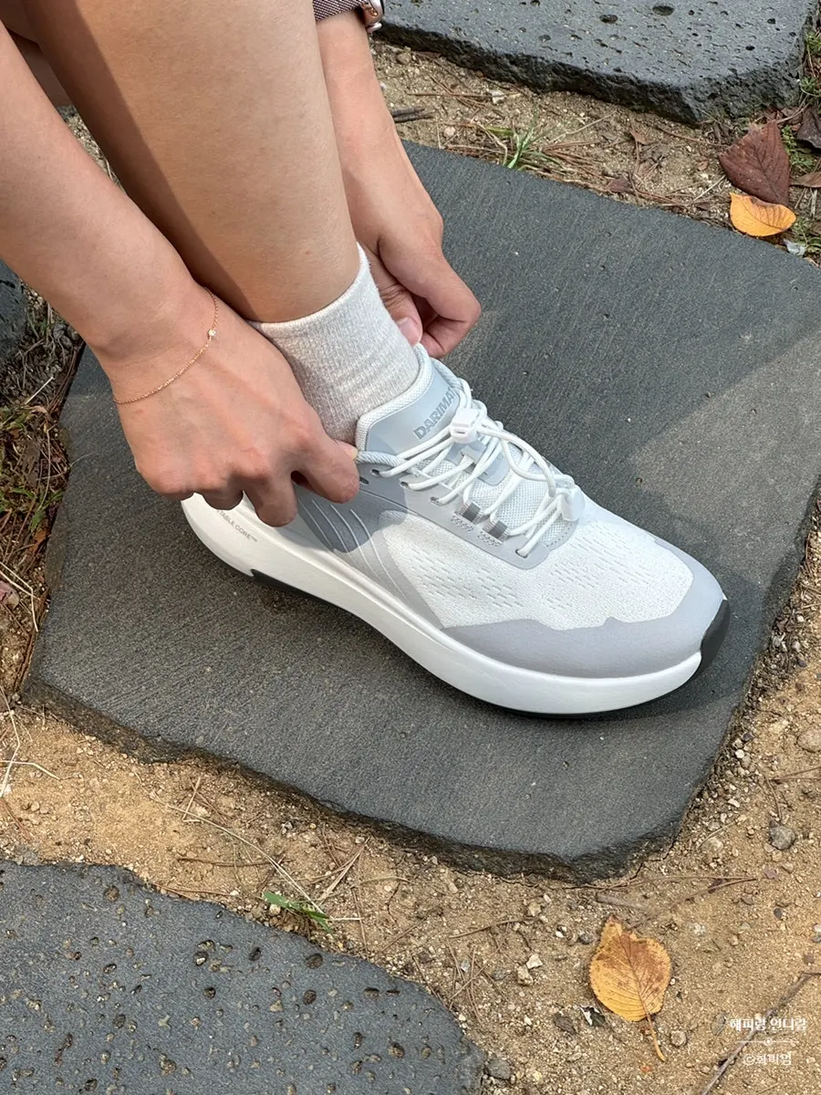 Closing shot of the DARIMATI BR-001 running shoe