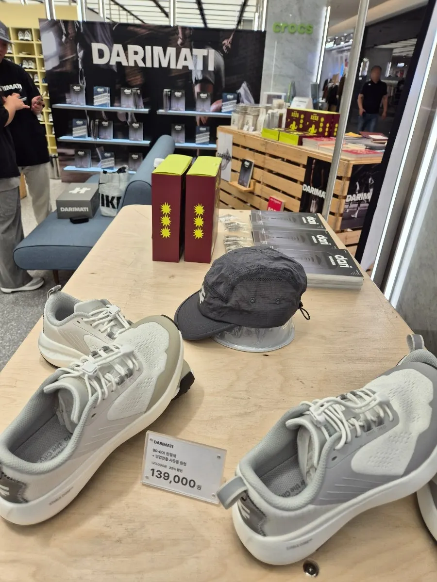 DARIMATI BR-001 running shoe on display