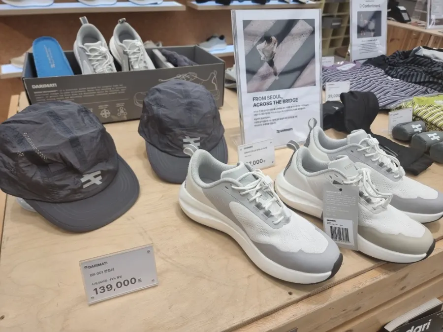 DARIMATI BR-001 training shoes displayed at the pop-up