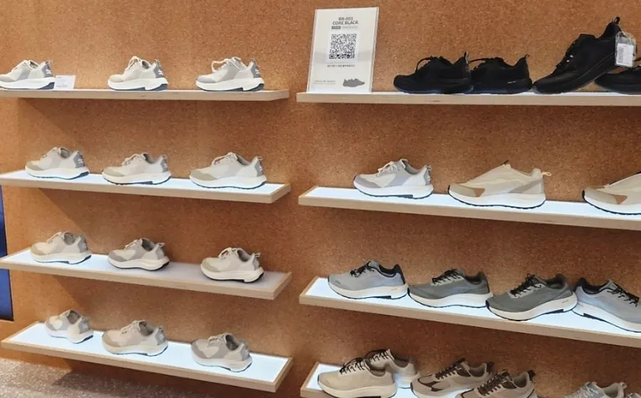 Image of DARIMATI running shoe and running cap models