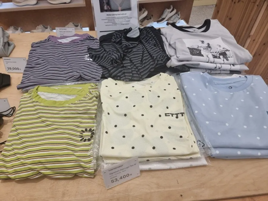 DARIMATI apparel display including striped T-shirts
