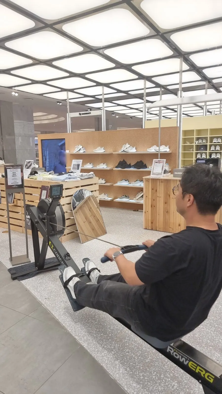 Riding the rowing machine while wearing the BR-001