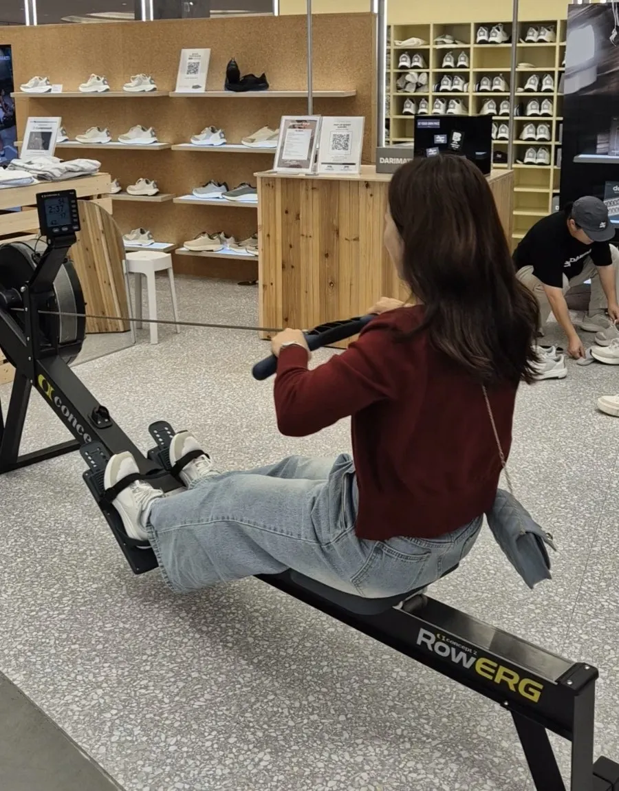 Scene of trying the pop-up store challenge experience