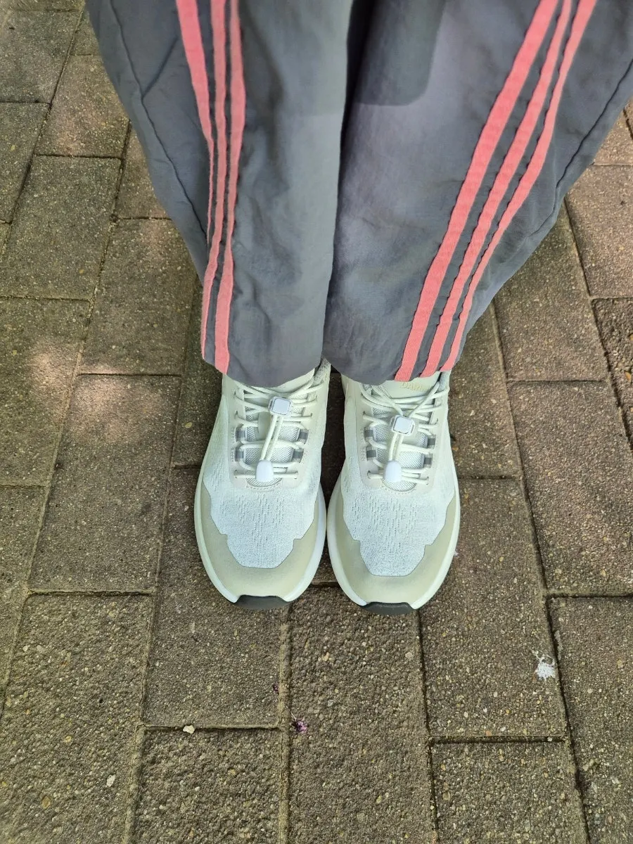 Training shoe secured on the rowing machine footplate