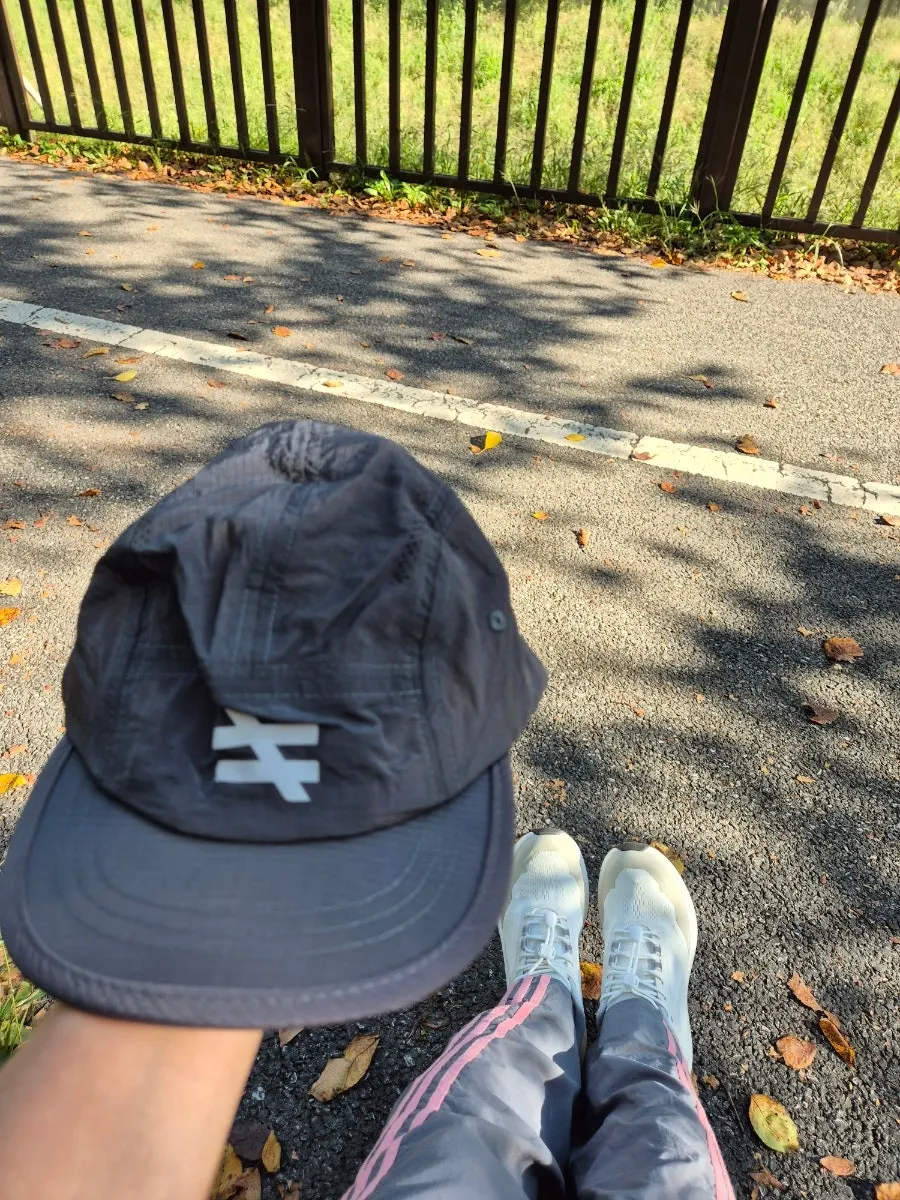 Wearing the running cap with the DARIMATI logo