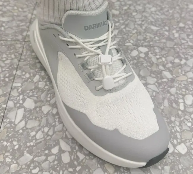 Close-up of the toggle laces on the BR-001