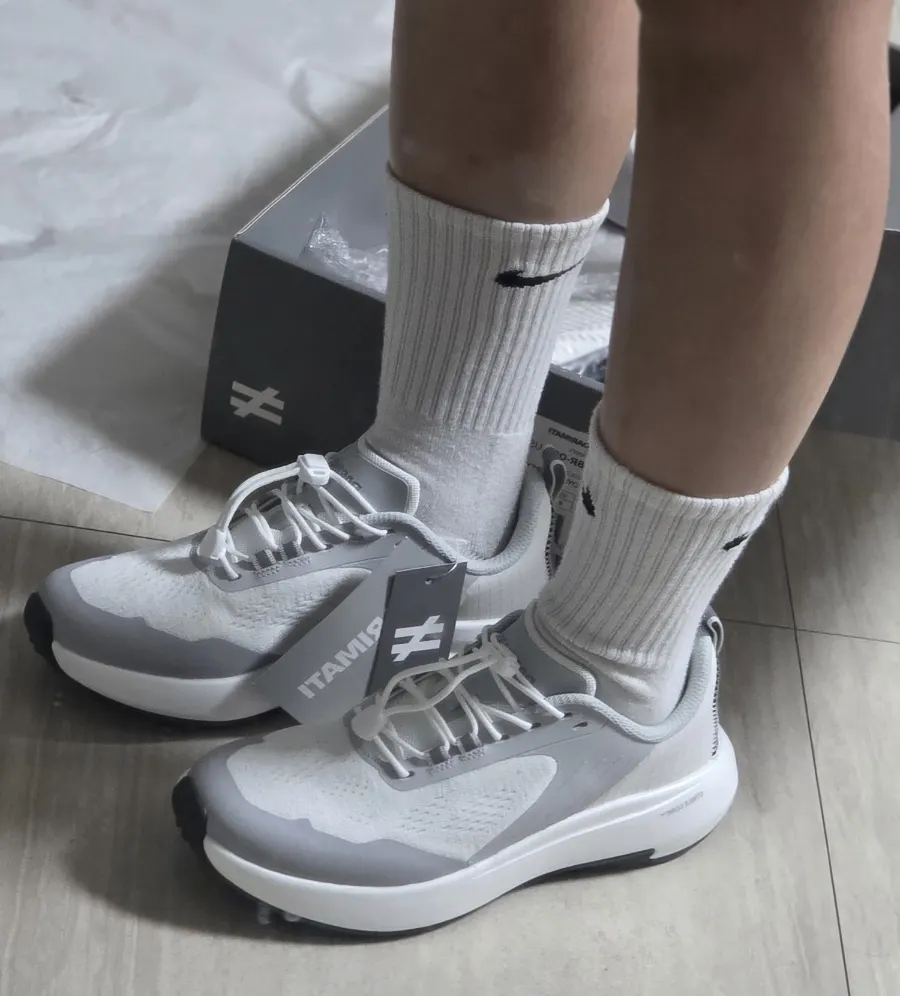 Comparing BR-001 sizes 230 and 240 on foot