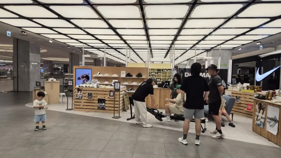 The 30-second rowing machine challenge corner at the pop-up