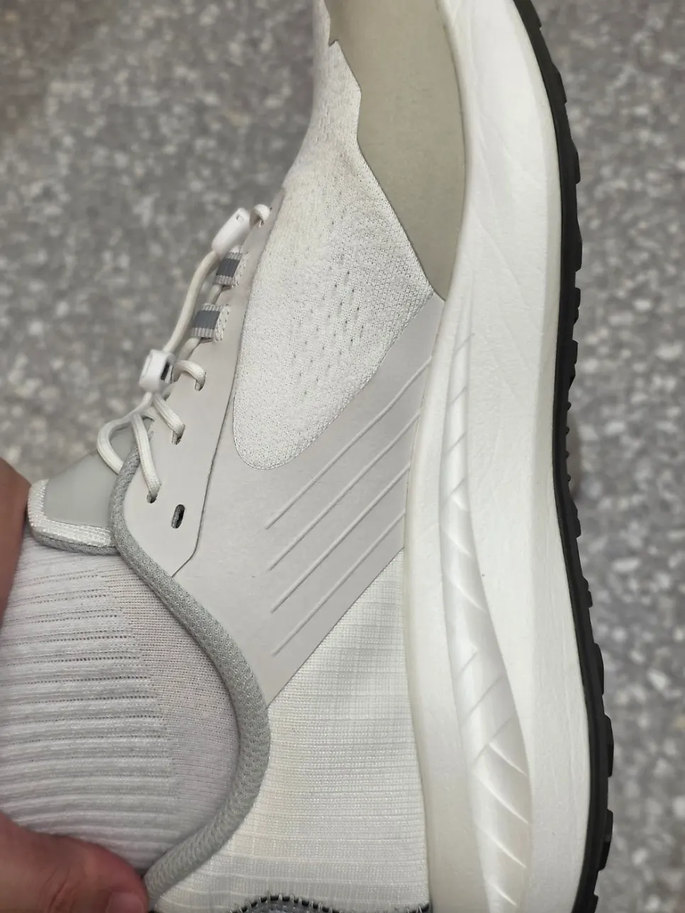 Side silhouette of the DARIMATI running shoe
