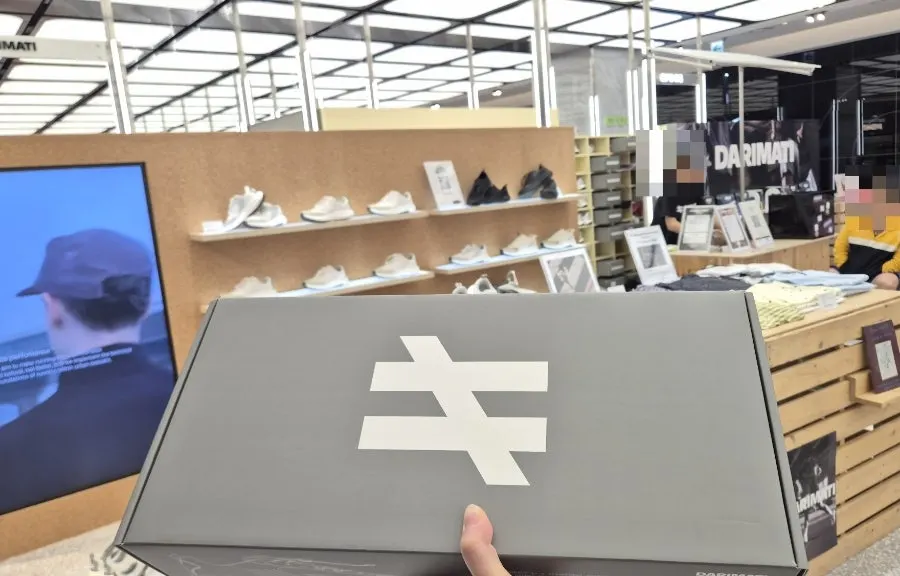 DARIMATI package containing the shoes and cap together