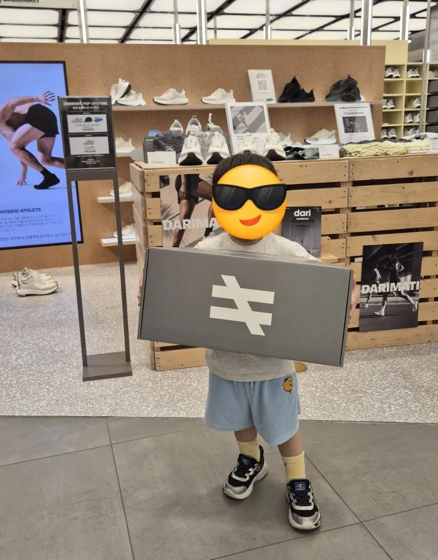 DARIMATI shoe box with a simple logo