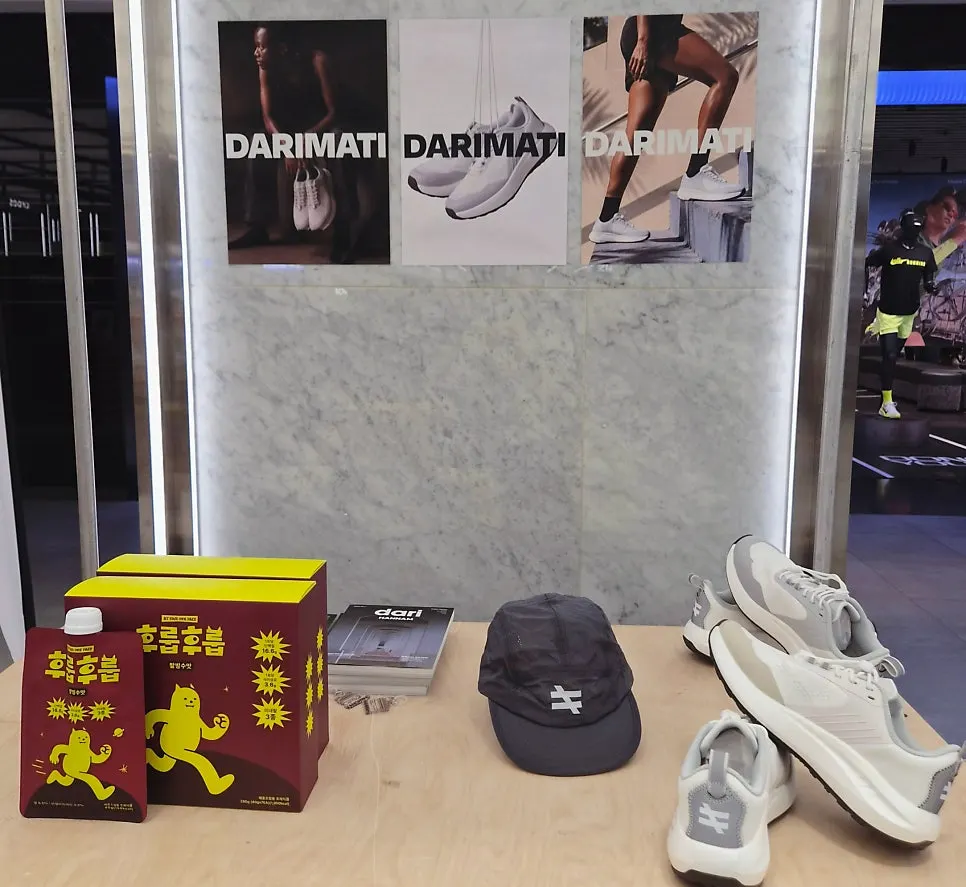 Exhibición del pop-up presentando el concepto de calzado híbrido