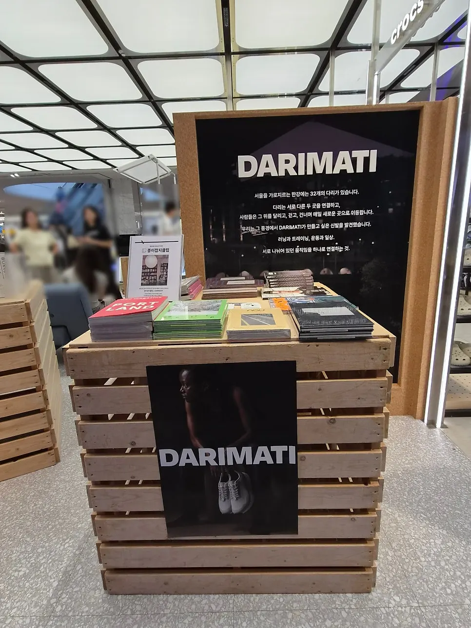 Cartel con el periodo y la ubicación del pop-up de DARIMATI