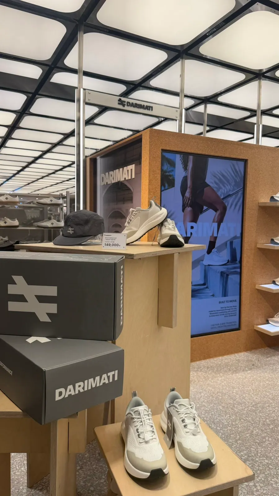 电梯前DARIMATI快闪店陈列