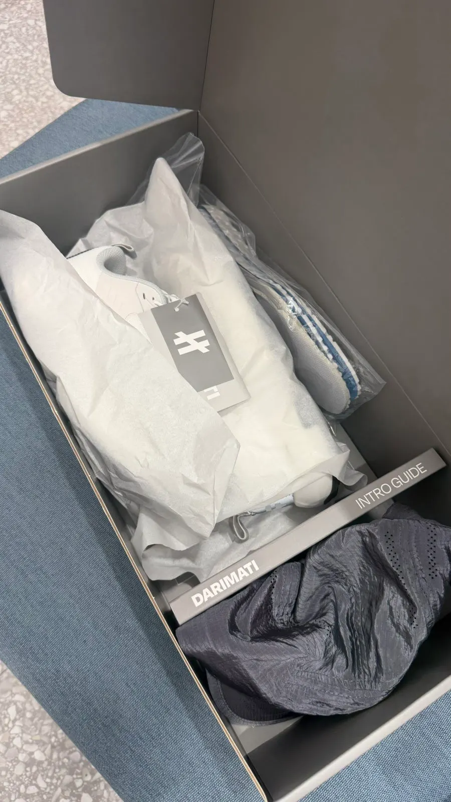 快闪店内供试穿的沙发区