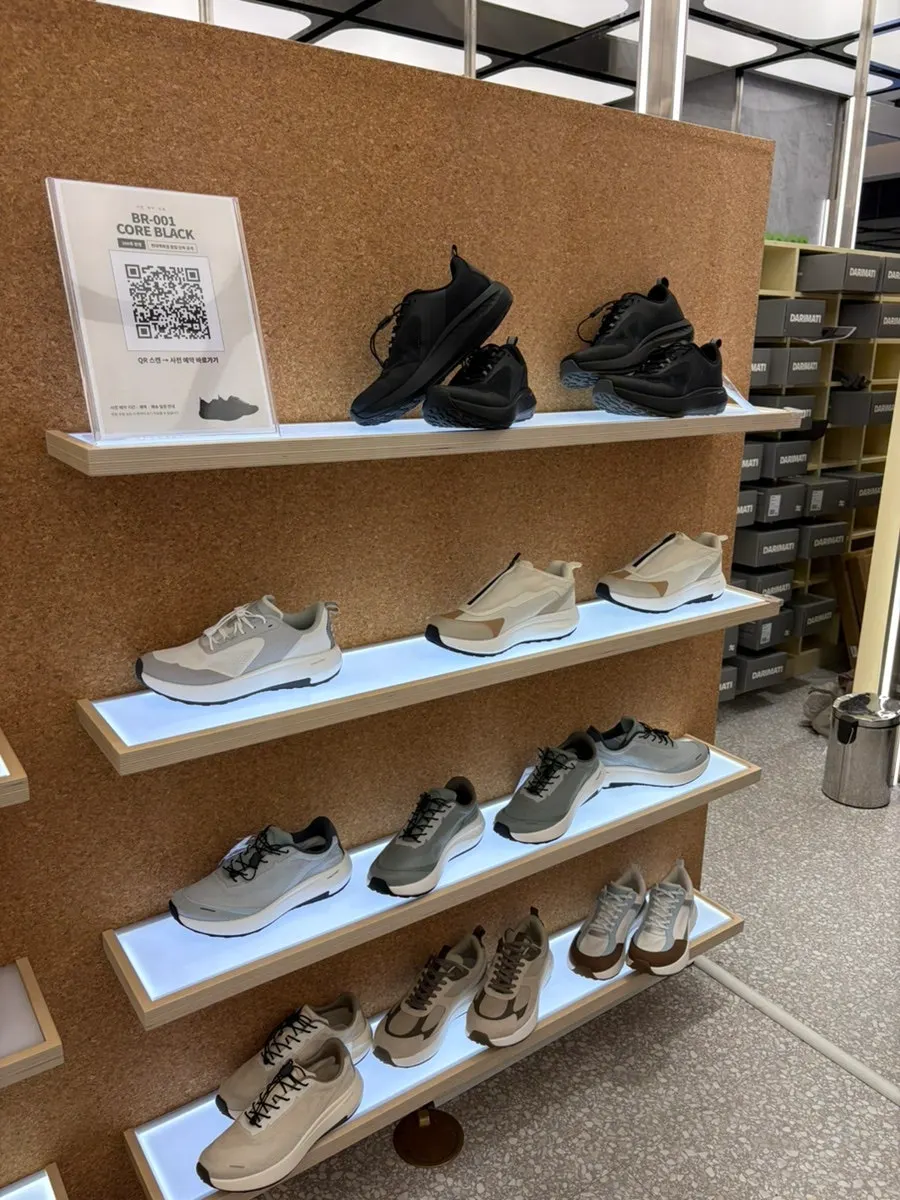 快閃店牆面陳列的DARIMATI運動鞋
