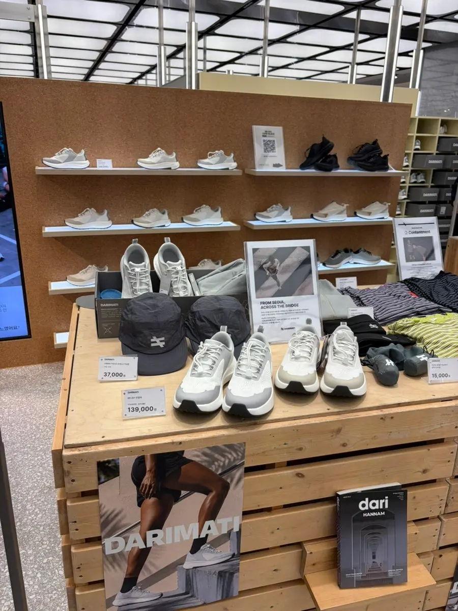 DARIMATI運動鞋牆面展示區