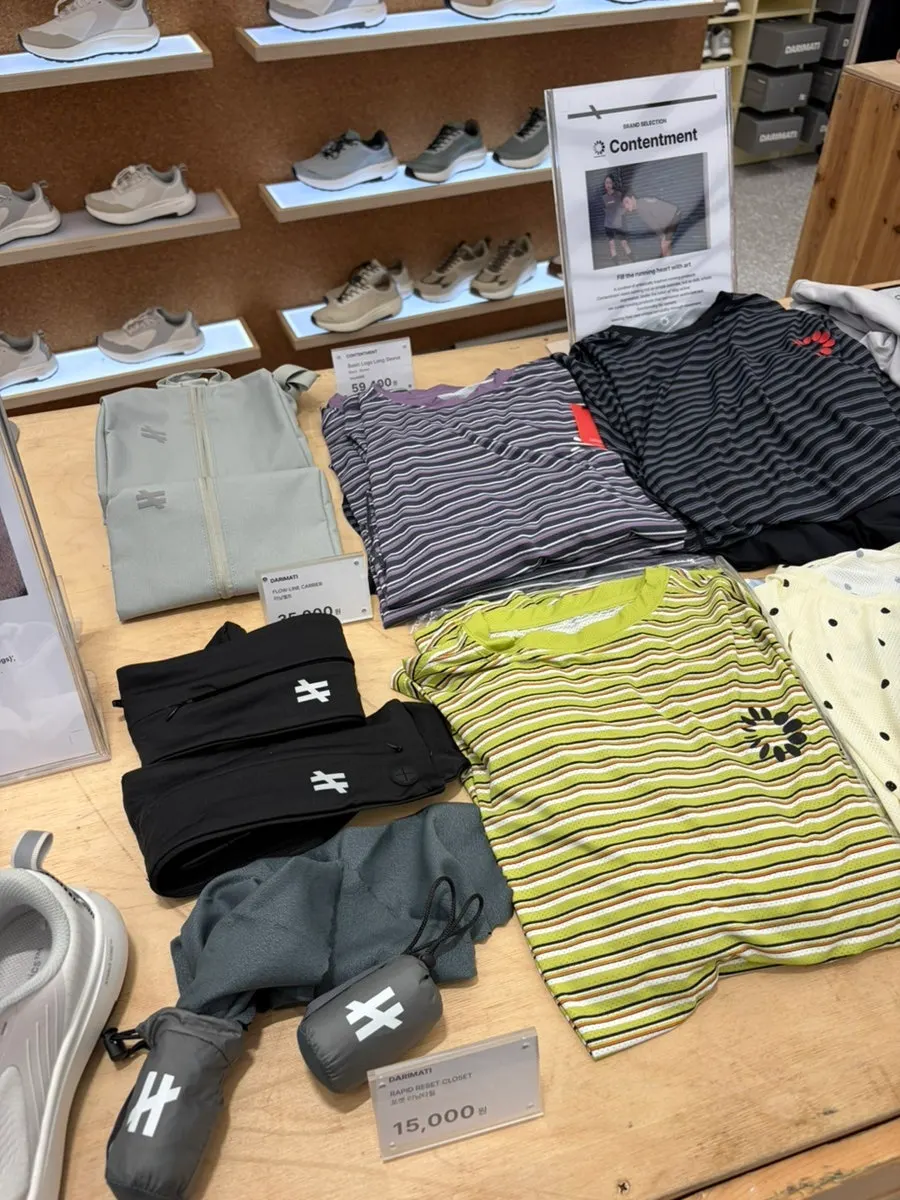 擺放跑步帽與跑步腰帶的快閃店陳列架