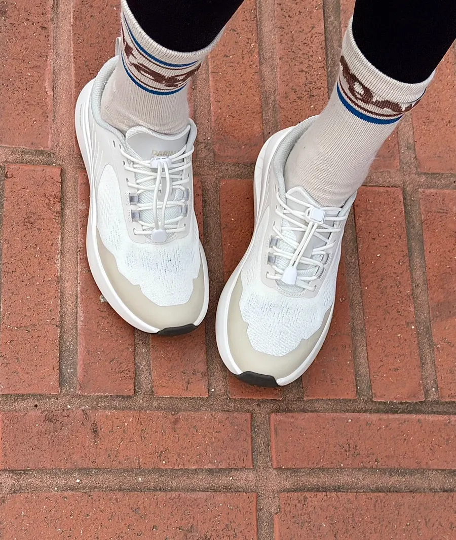 Observando las zapatillas híbridas de entrenamiento