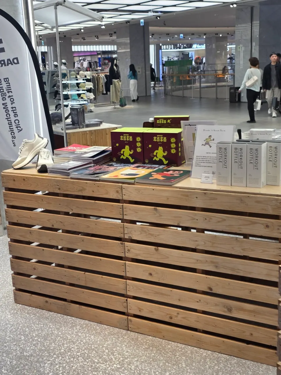 以HYROX训练鞋闻名的DARIMATI快闪店展示空间