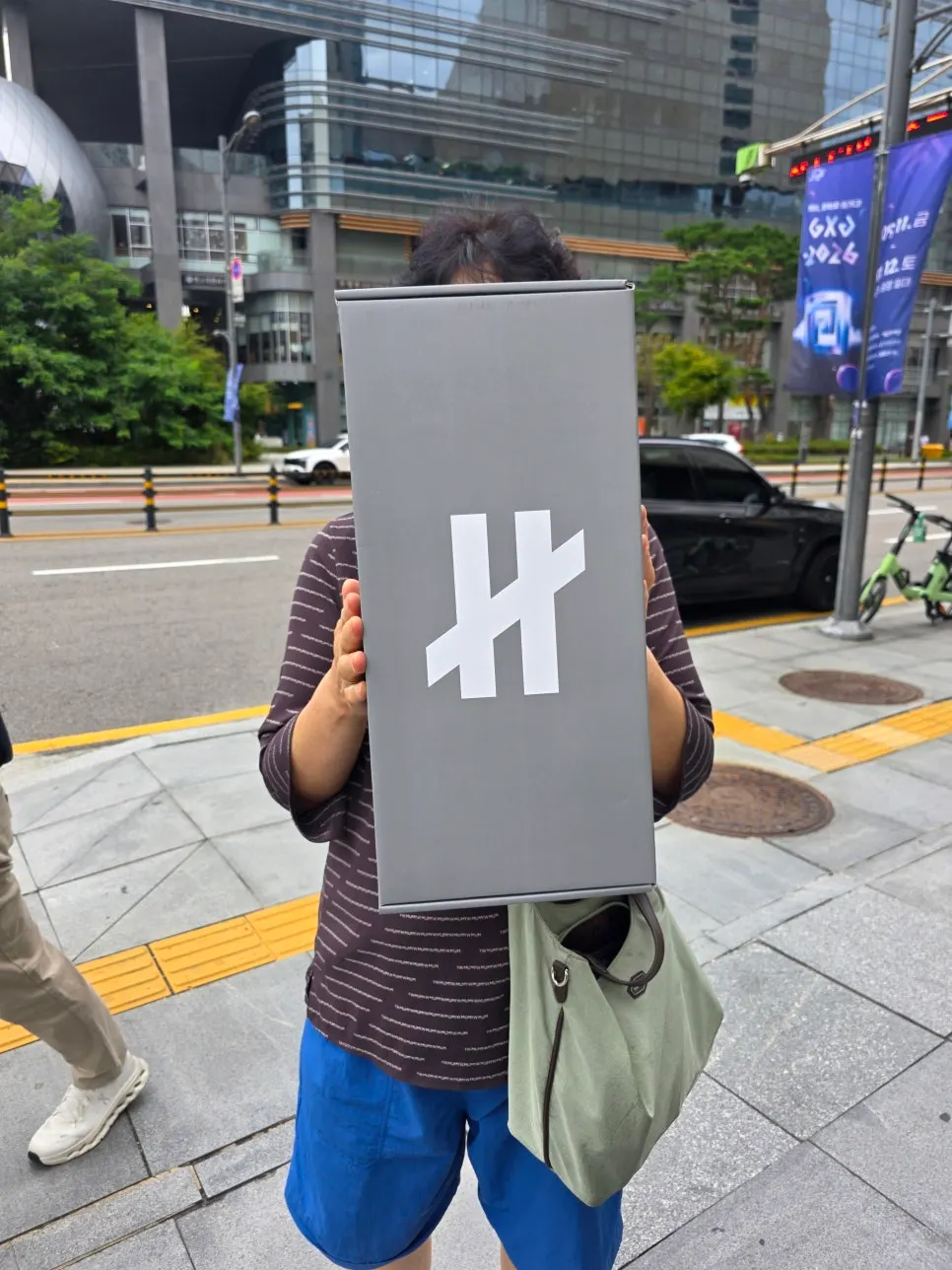 穿着BR-001在店内走动的脚部画面