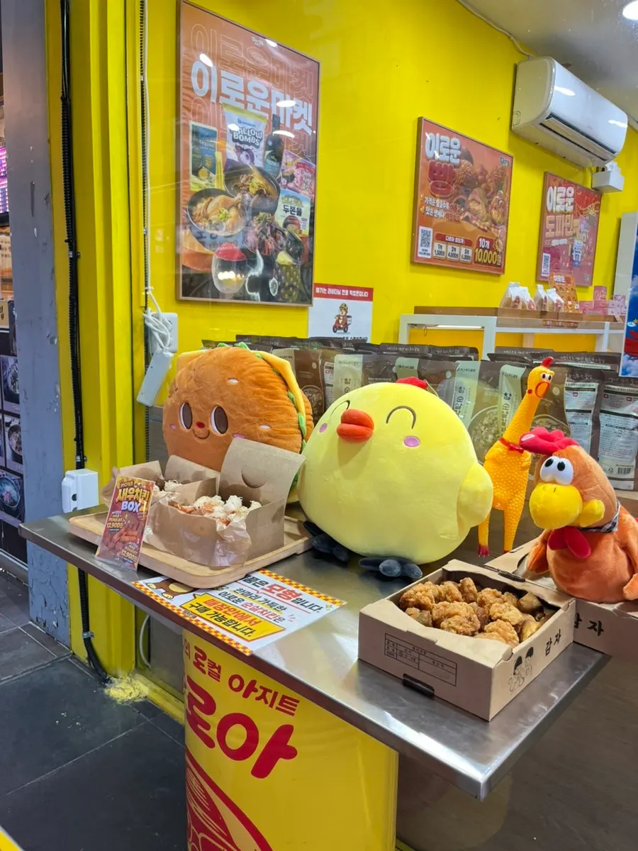 Outdoor table and menu model display at Daroa Dongbu Market Branch