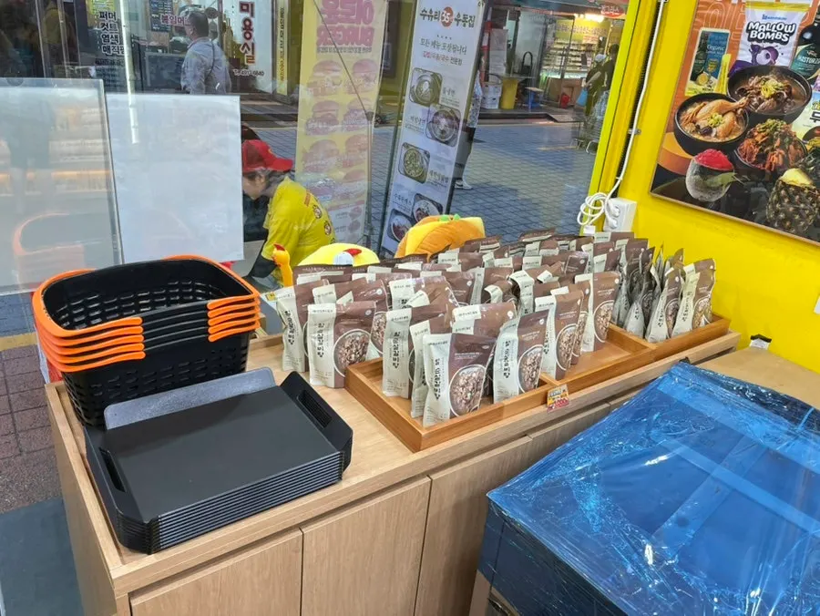 Interior display shelves at Daroa Dongbu Market Branch