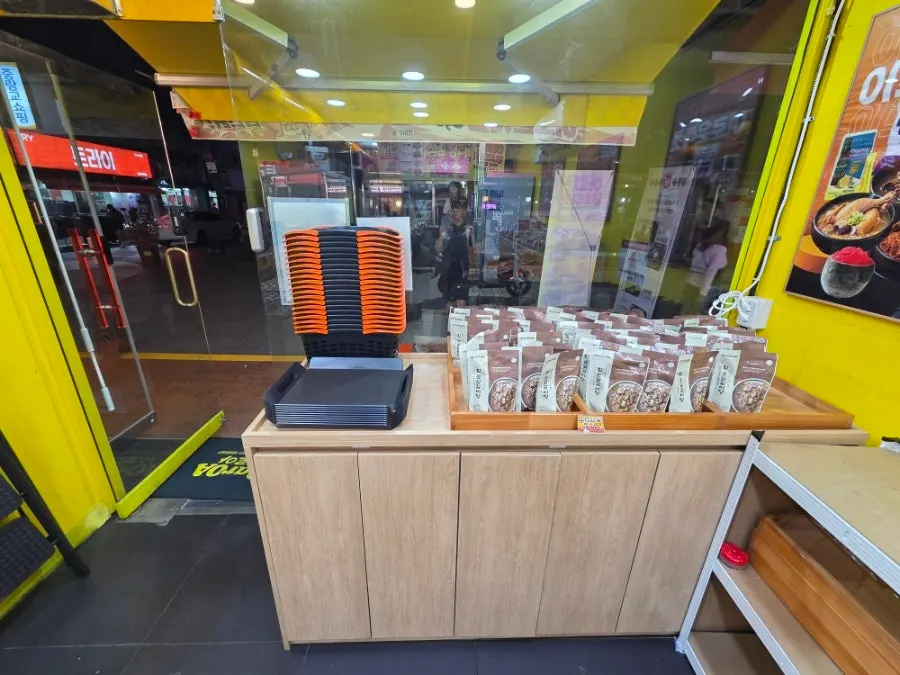 Display shelves inside Daroa Dongbu Market Branch