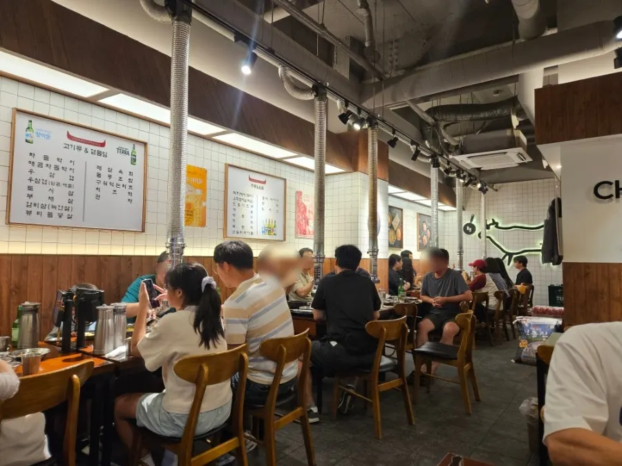 店内有家人和聚会客人的场景