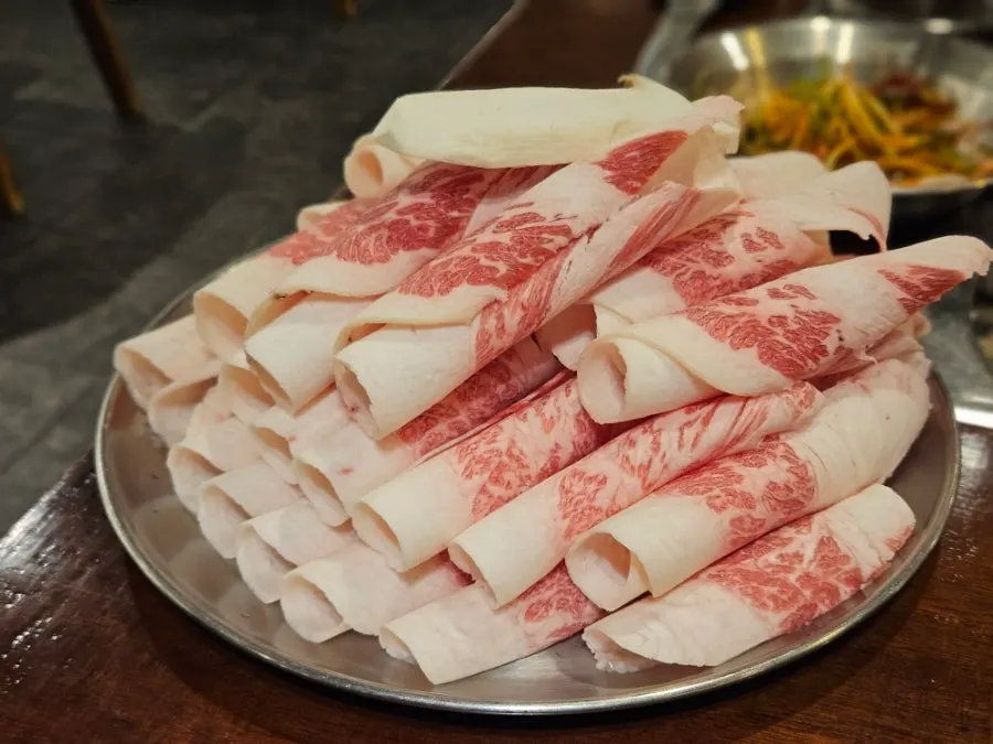 牛胸肉与排骨肉搭配小菜