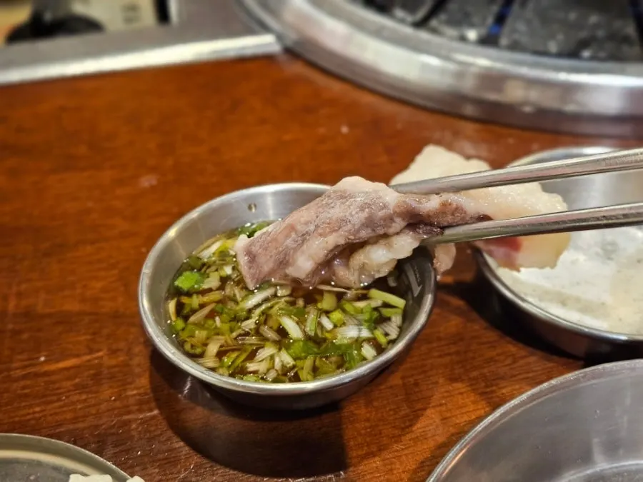 滋滋作响正在烤制的牛胸肉